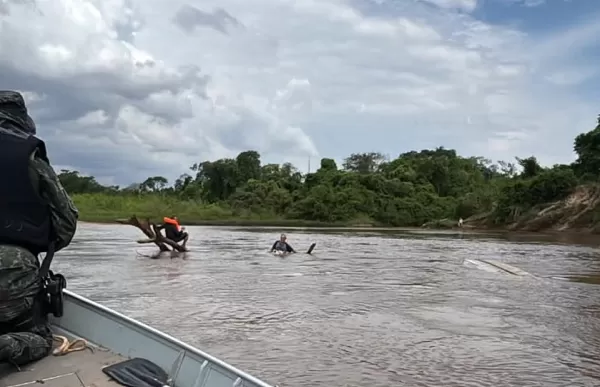 Pescadores são salvos de naufrágio; jovem é preso por suspeita de homicídio