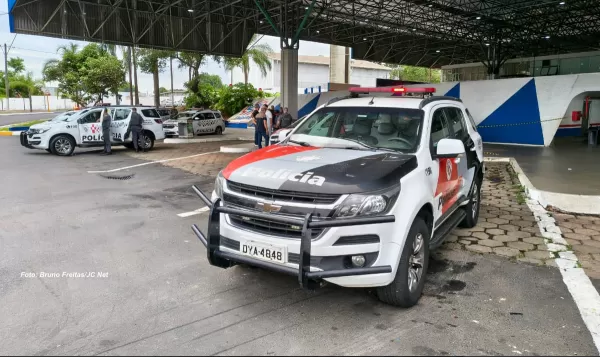 Homem esfaqueia a ex-namorada de 71 anos e o atual companheiro dela, de 78 anos