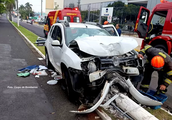 Motorista sofre ferimentos após grave acidente em tradicional avenida de Marília