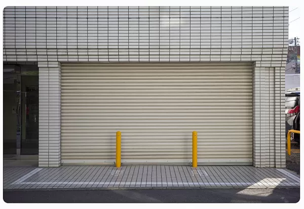 Portas de aço de enrolar garantem mais resistência em projetos comerciais e industriais; entenda por quê