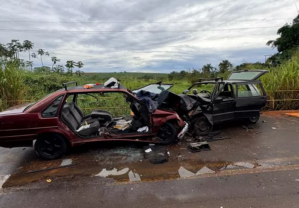 Carros batem de frente e deixam cinco feridos