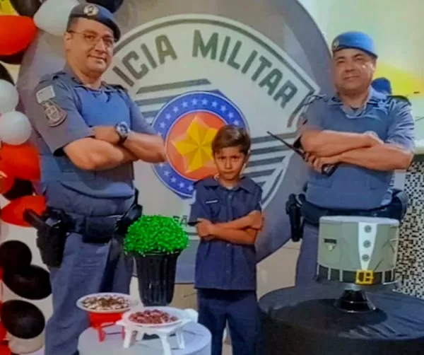 Policiais militares fazem surpresa em aniversário de criança autista fã da PM