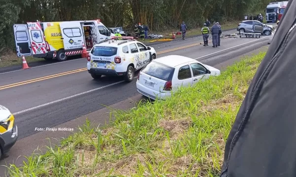 Colisão frontal entre carros em rodovia causa morte de três pessoas