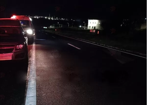 Rapaz morre atropelado por carro e mulher ao bater o carro, na região
