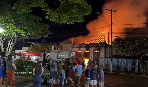 Corpo é encontrado carbonizado após incêndio destruir imóvel