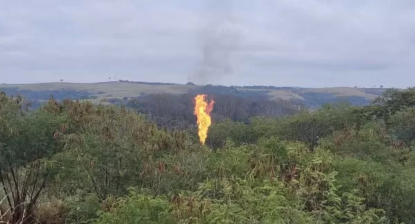 Prossegue queima controlada de gás de carreta que caiu em ribanceira