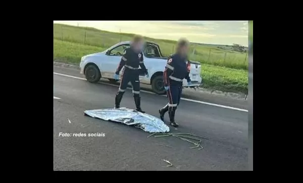 Mulher declarada morta pelo SAMU e deixada na pista após atropelamento na SP-294 é reanimada por médico de concessionária