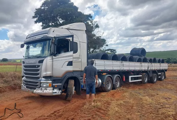 Caminhoneiro tem "apagão" na BR-153, sai da rodovia e vai parar dentro de um sítio
