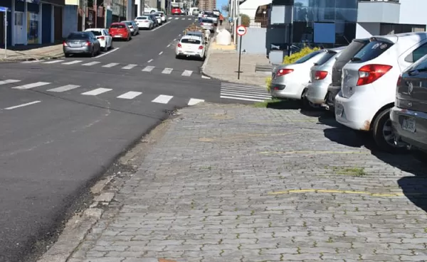 Contran: vaga recuada em frente às lojas é pública. Mas, existem exceções. Confira!