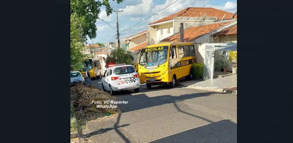 Ônibus escolar invade casa na zona leste de Marília