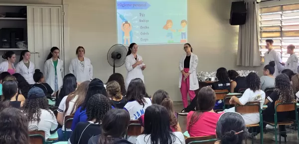 Projeto de extensão "Saúde Íntima”: acadêmicos da Unimar realizam roda de conversa com jovens