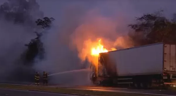 Motociclista morre após acidente com carreta que pega fogo