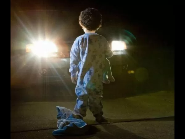 Criança de quatro anos é encontrada sozinha caminhando por rodovia. Mãe estava em uma festa