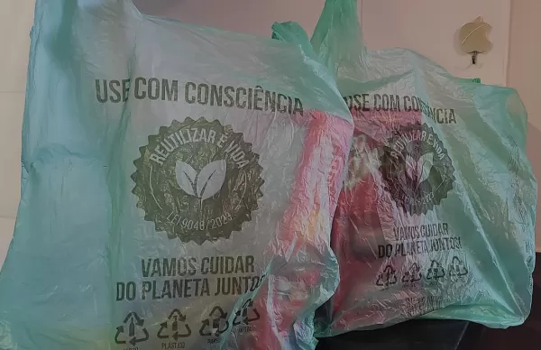 Prefeito Vinicius sanciona lei que proíbe supermercados de cobrarem por sacolinhas em Marília