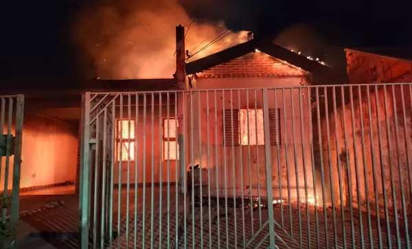 Em fúria, homem tenta matar esposa com revólver e ainda coloca fogo na casa, em Marília