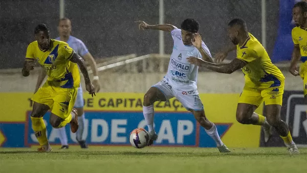 Jogador do MAC é expulso sem ver o cartão vermelho. Entenda o motivo