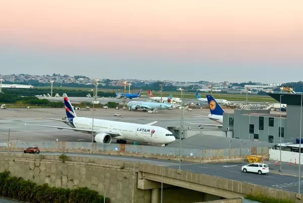 Brigou no avião? Passageiro indisciplinado poderá ficar até um ano sem voar no Brasil