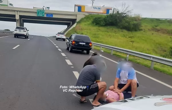 Assessora parlamentar na Câmara de Marília é jogada para fora de carro em movimento. Marido está preso