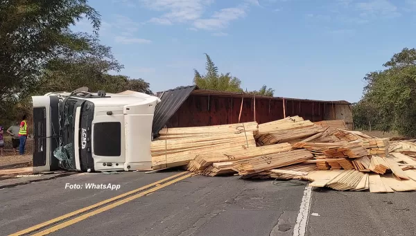Carreta carregada com madeira tomba na BR-153, em Marília