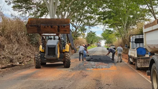 Operação tapa buracos avança na Vicinal Tufic Baracat, em Pompeia