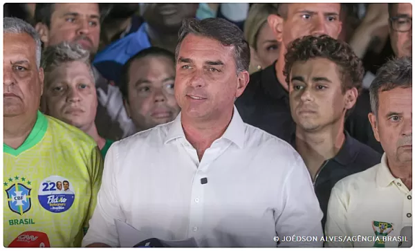 Flávio Bolsonaro divulga nova carta em que troca 