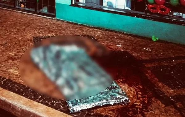 Homem ataca três a facadas e mata adolescente