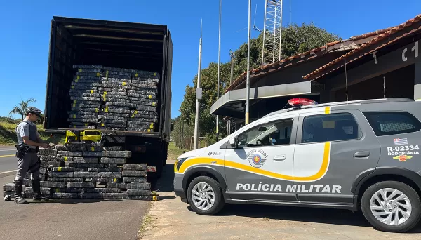 Traficantes escondem maconha em caixas para hortifrútis