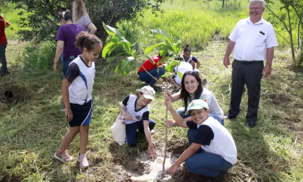 Dia Mundial da Água: alunos fazem plantio de árvores nativas em Marília
