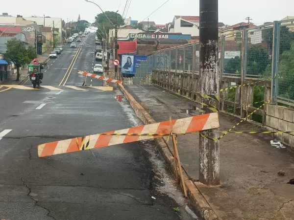 Erosão atinge importante avenida em Marília e motoristas devem ficar atentos