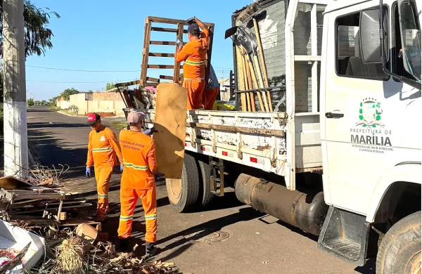 Mutirão de limpeza recolhe 20 toneladas de entulhos em bairro da zona norte de Marília