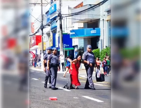 PMs ajudam idosa a atravessar avenida em Marília e cena viraliza!