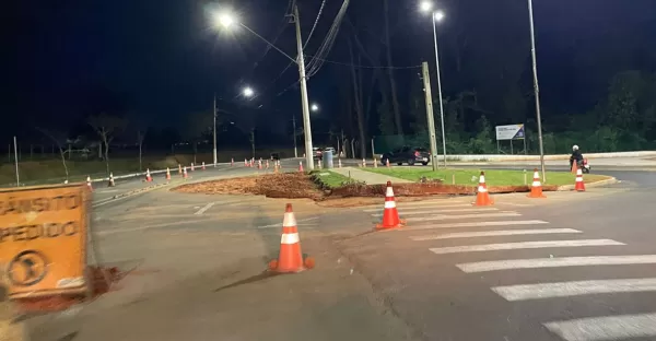 Obras em rotatória na zona leste de Marília exigem atenção redobrada de motoristas
