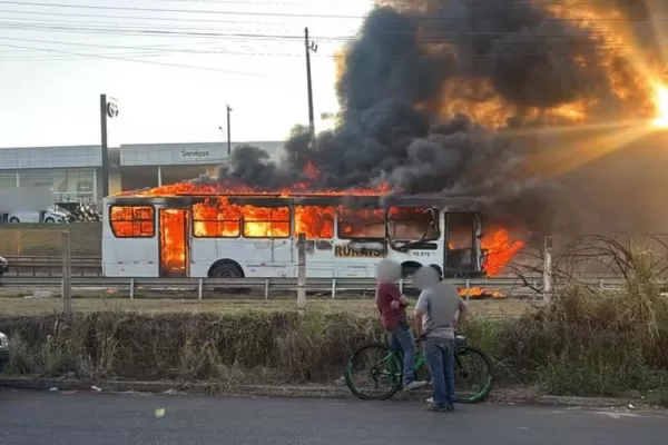 Ônibus que transportava trabalhadores rurais pega fogo em rodovia