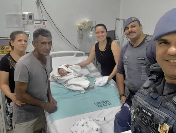 Bebê engasgado com leite é salvo por PMs