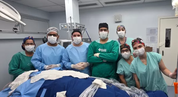 Equipe do HBU realiza cirurgia inédita e transforma vida de paciente de 23 anos diagnosticada com tumor cerebral 