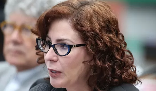 Carla Zambelli renuncia ao mandato; Câmara dará posse ao suplente