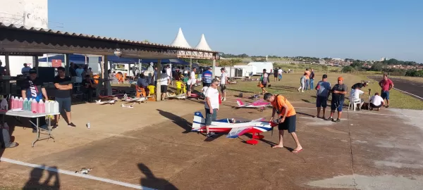 Encontro de Aeromodelismo prossegue neste domingo em Garça