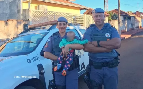 Policiais militares salvam bebê de três meses engasgada com leite