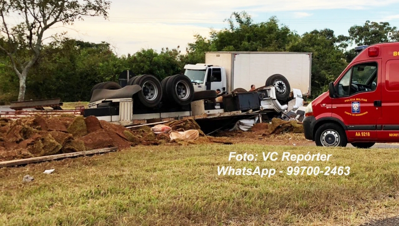 Caminhão tomba na BR-251, em São Sebastião