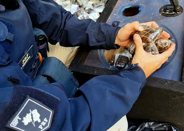 Traficantes escondem mais de 50 kg de haxixe em caixa de som, mas esconderijo é descoberto pela PRF