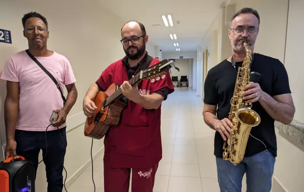 Pacientes do HBU ganham apresentação musical no Dia Internacional da Mulher