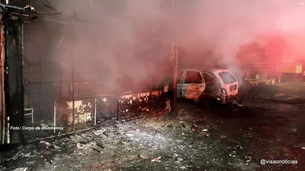 Polícia investiga as causas de incêndio que destruiu loja de celulares em Marília