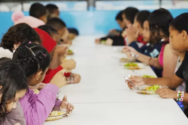 Escolas estaduais vão oferecer almoço para alunos durante as férias. Veja como participar