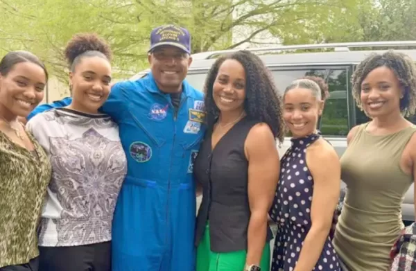 Glover, astronauta da Artemis II celebra volta para casa: “Missão cumprida e gratidão a Deus!” 