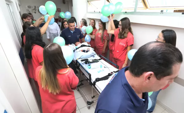 Após quase um ano de internação, bebê com condição rara recebe alta no Hospital Beneficente Unimar