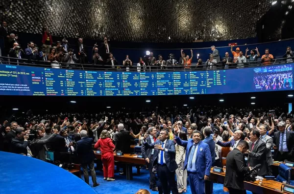 Senado aprova fim da escala 6x1. Trabalhador terá dois dias de folga por semana