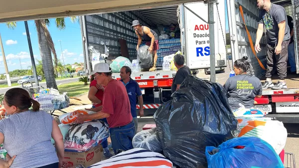 Carretas de Marília seguem com quase 80 toneladas de mantimentos ao RS