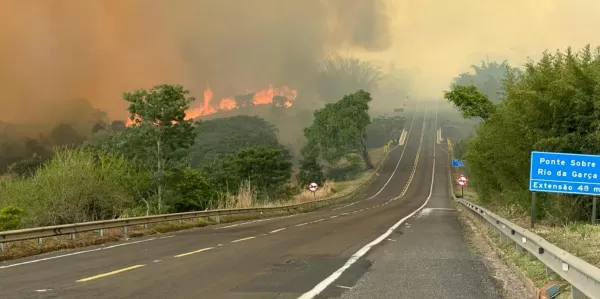 Incêndio de grandes proporções interdita a rodovia BR-153 em Marília