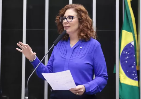 Foragida, deputada federal Carla Zambelli é presa em Roma, na Itália