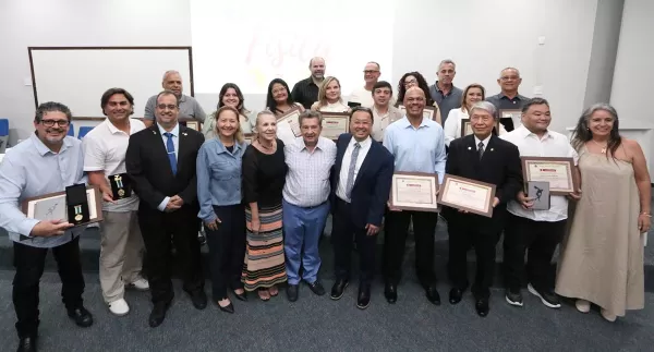 Reitor da Unimar é homenageado com Prêmio Benemérito no Dia do Profissional de Educação Física pelo CREF4/SP